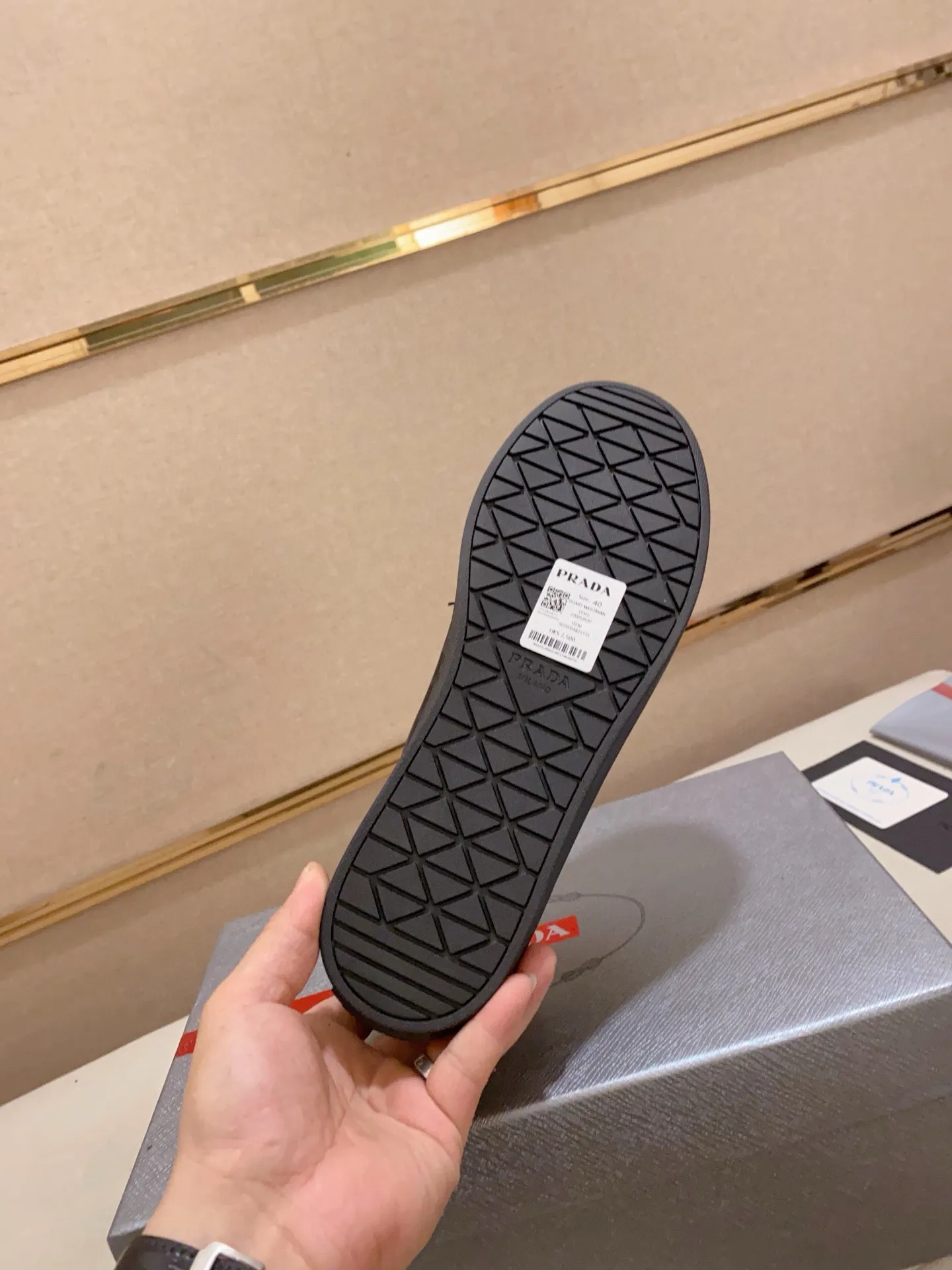 Men's shoes 💰 580💰 ✔️✔️✔️High-quality new PRADA counters are launched at the same time. The new men's shoes and 😘fabrics are selected from first-layer cowhide and are made by pure handicrafts. Lining: Full cowhide lining. 👍🏿 High-end ☄️ air-cushion molded anti-slip rubber outsole, exquisite lines, simple and elegant, comfortable and high-end for leisure travel. Code number: 38 to 44 (45 can be customized)
